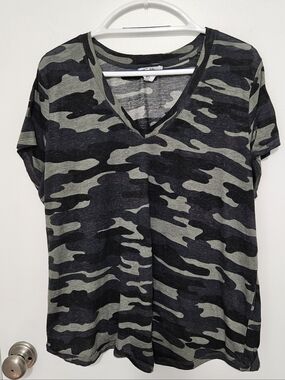 For The Republic Women’s V-Neck Camo Print Tee - Olive/Black Size 2X